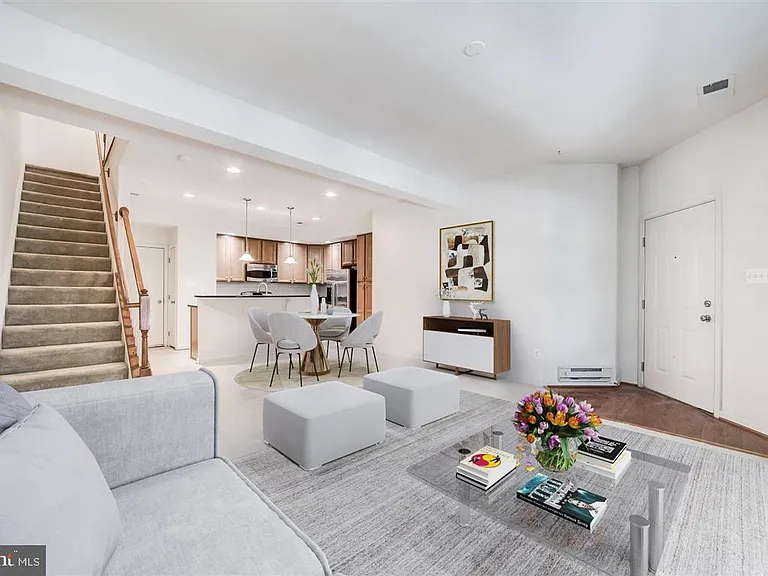 2513 Eastbourne Dr — Photo 10