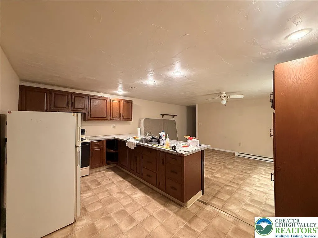 3 bed, 1.0 bath, 731 sqft, $1,100 — Photo 2