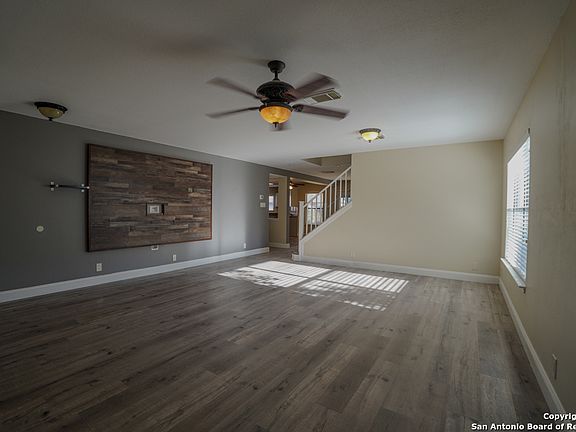 2nd image of 824 Willow Crossing