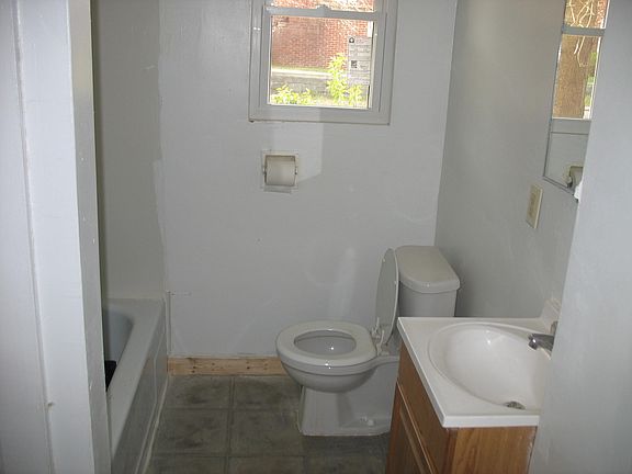 4th image of 1001 N York St