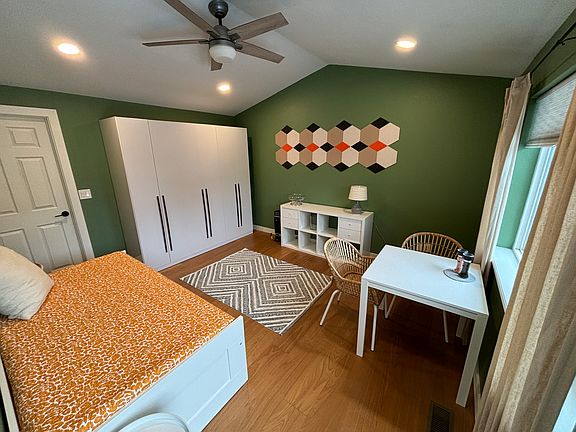 Natural light from large windows and modern lighting fixtures.
Wood flooring.