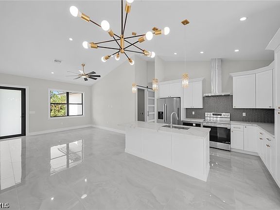 5th image of 400 W 8th St