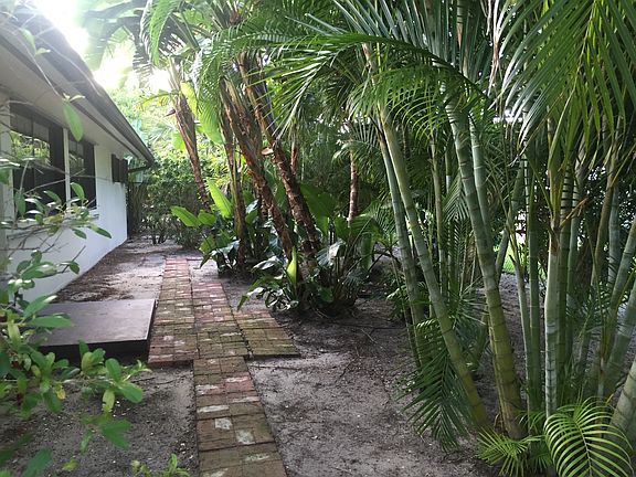 3rd image of 860 Pine Ct