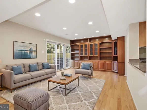 6426 Hollins Dr, Bethesda, MD 20817