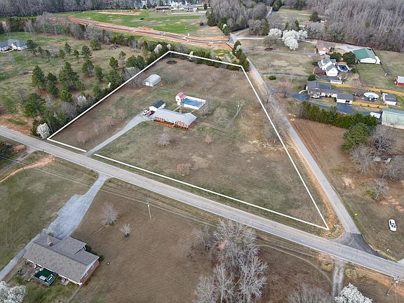 3rd image of 421 Blackstock Rd