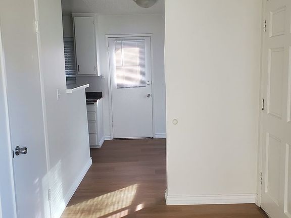 5th image of 416 E Oak St