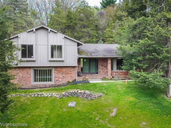 6133 Sundance Trl, Brighton, MI 48116