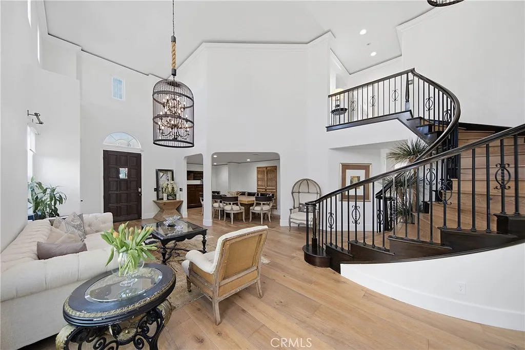 3 bed, 3000 sqft, $13,995 — Photo 2