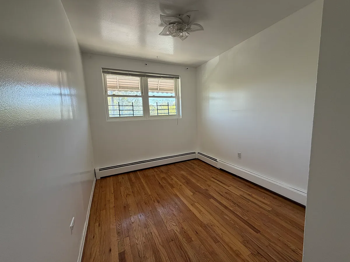 Building Photo - 854 Throggs Neck Expy #3