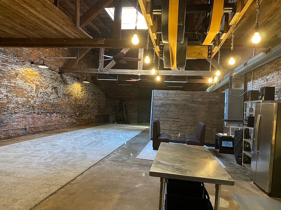 Fun booth area for eating. Pic is before brand new loft area.