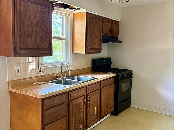 5th image of 26930 Oriole Ave