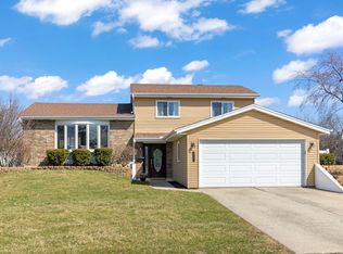 1551 Briarcliffe Blvd, Wheaton, IL 60189