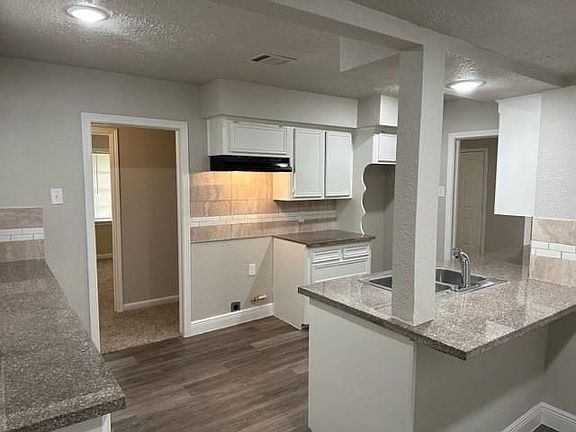 5th image of 506 S Circle Dr