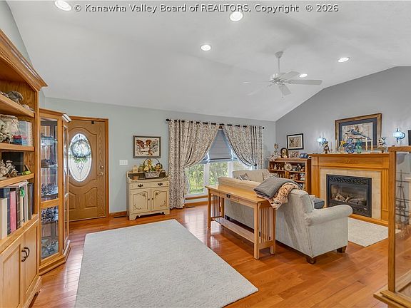 3rd image of 1209 Lakeview Dr