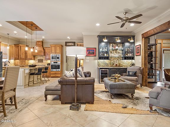 4th image of 328 Dunvegan Ct