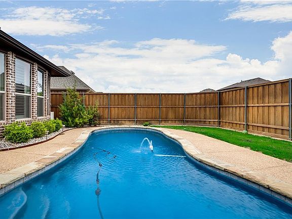 3rd image of 3332 Meadow Bluff Ln