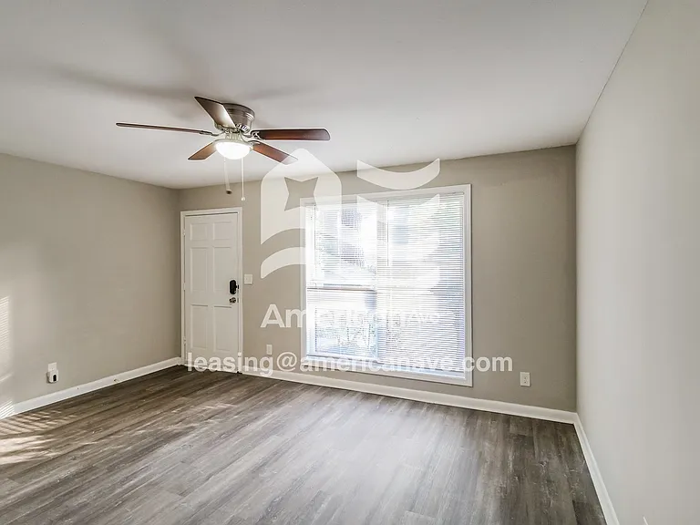 1425138_003_living_room_13844214.jpg
