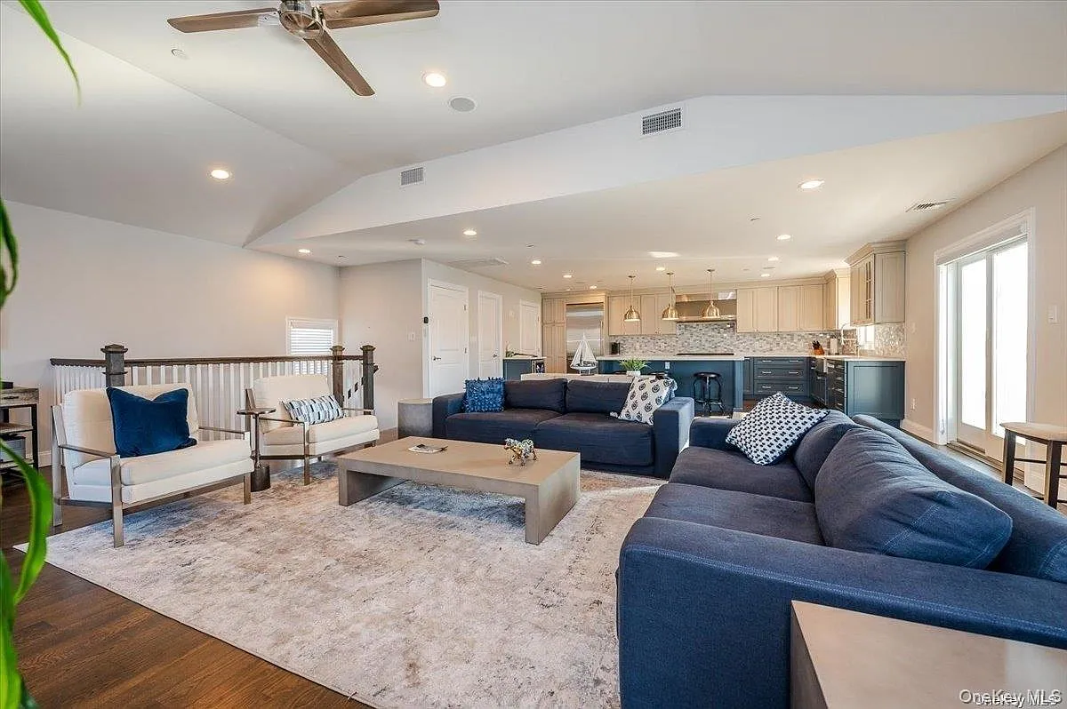 3 bed, 2.5 bath, 1944 sqft, $17,500 — Photo 3