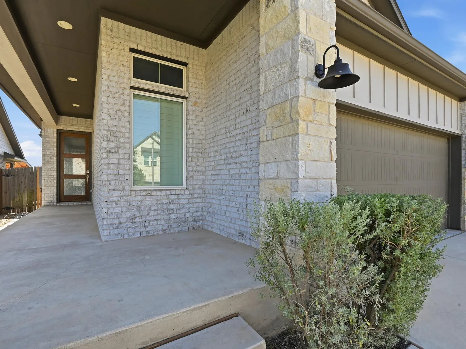 3 bed, 2.0 bath, 1699 sqft, $2,300 — Photo 3