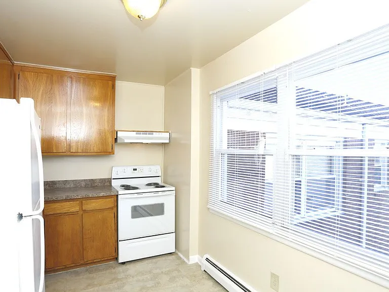 Country Club Apartments — Photo 18
