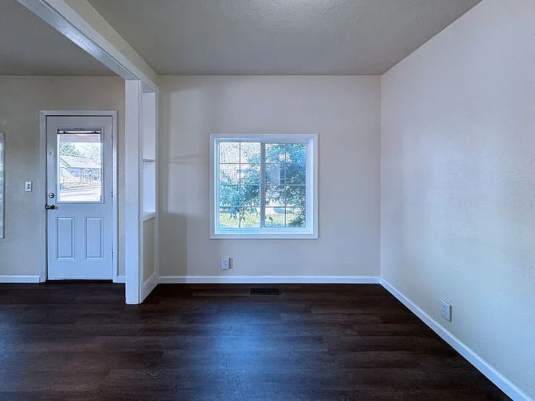 950 Clark St — Photo 14