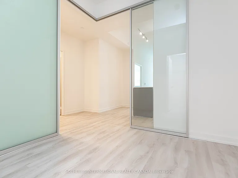 33 Helendale Ave #403 — Photo 16