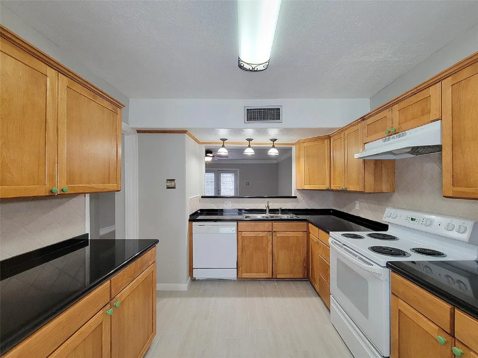 2 bed, 2.5 bath, 1394 sqft, $1,650 — Photo 2