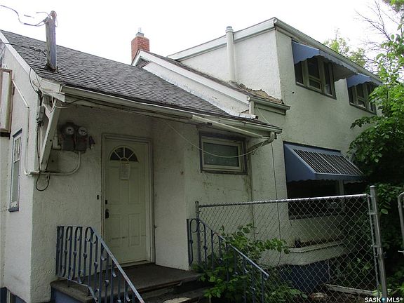 2nd image of 158 4th AVENUE W