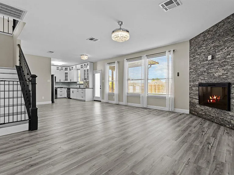 303 Quail Hollow Dr — Photo 1
