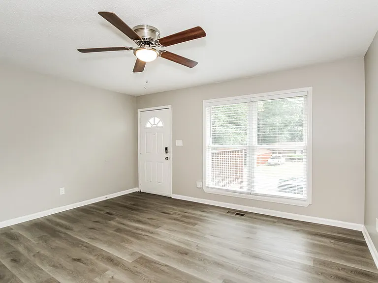 428 Willow Ln — Photo 4