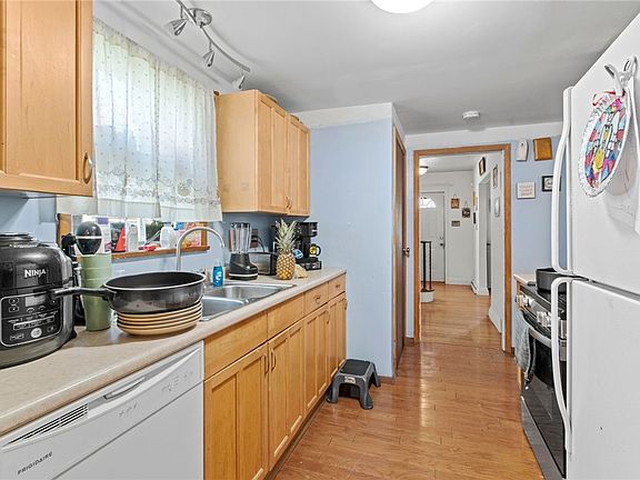 5th image of 1709 Irwin St