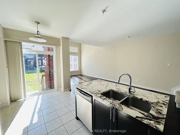 726 Guardian Grv — Photo 5