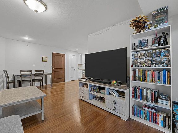 5th image of 332 S Linn St APT 303