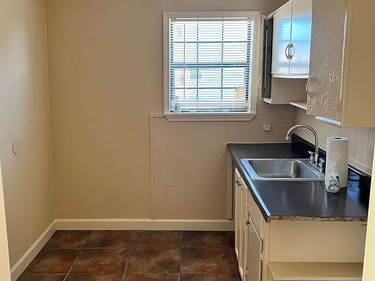 740 E Irby St — Photo 5