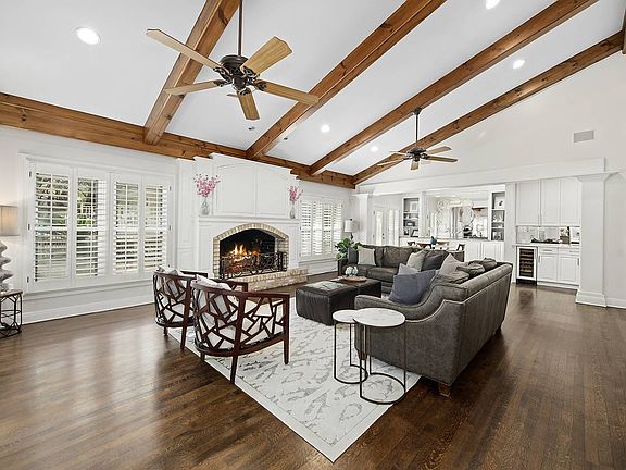 4th image of 8107 Country Side Dr