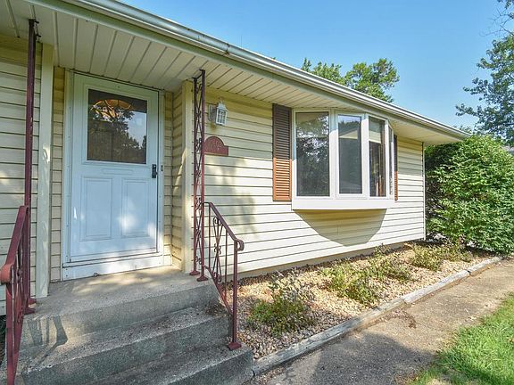 2nd image of 10602 Quincy Blvd NE
