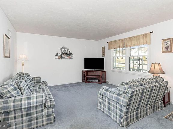 4th image of 369 Beaver St