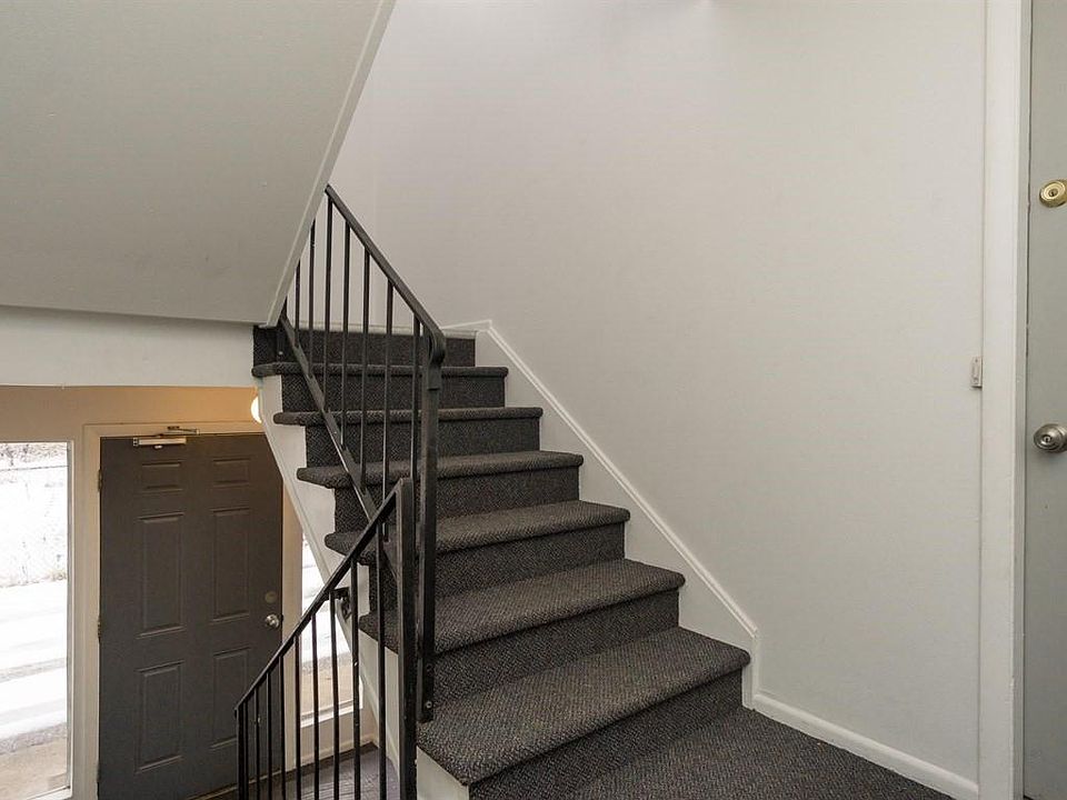Middle Floor Unit, Well-Kept with Mountain Views