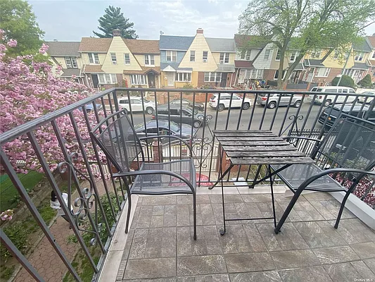 Sold by Skylux Realty, Inc | media 12