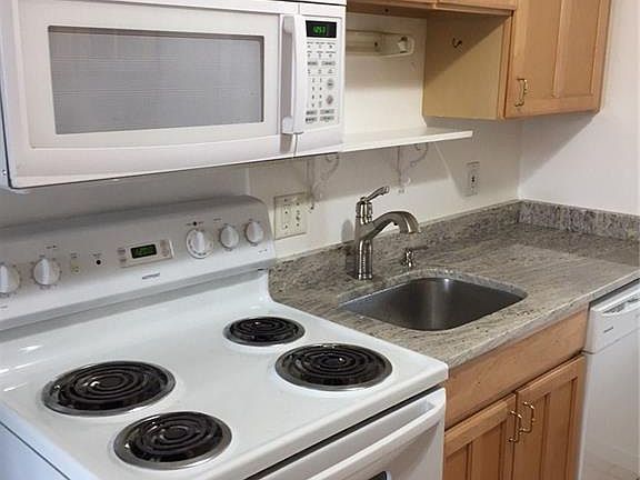 4th image of 2041 Woodward Hts
