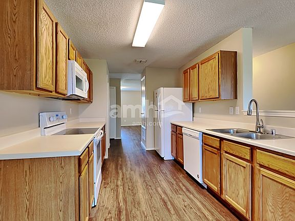 3rd image of 1755 Cliffbrook Dr
