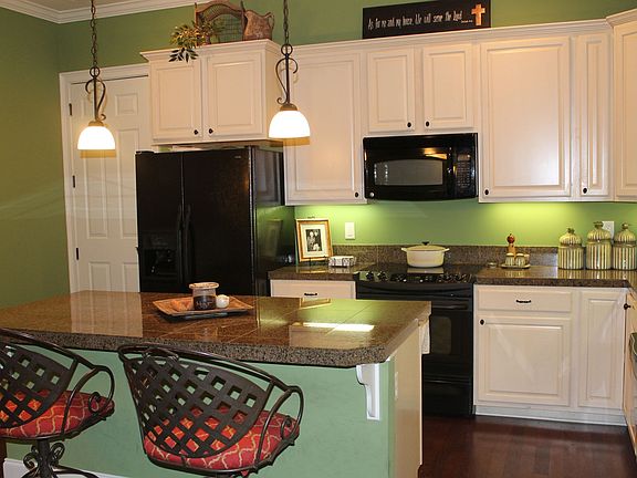 5th image of 301 Windsor Dr N