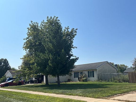 3rd image of 920 N Mabel Ct