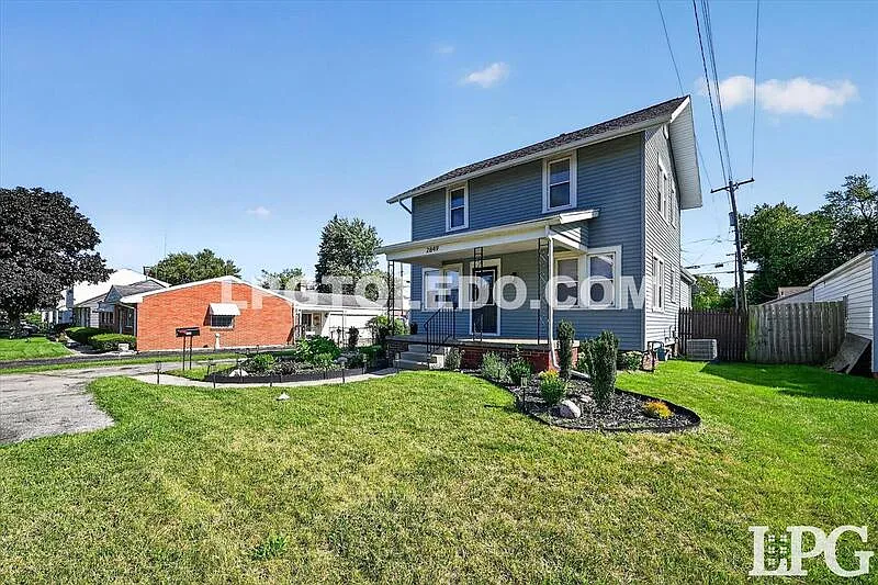 3 bed, 2.0 bath, 1214 sqft, $1,900 — Photo 3