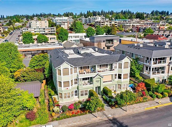 Ideal location in downtown Edmonds! Just blocks away from waterfront and one block from quaint restaurants and shopping!