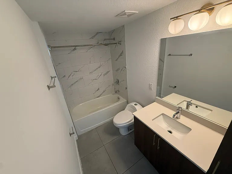 1010 NW 11th St #505 — Photo 8