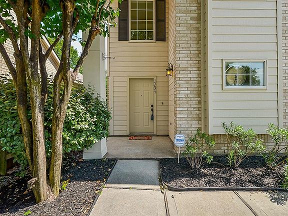 3rd image of 15627 Kentwater Ct