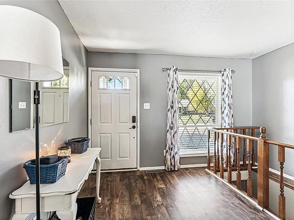 3rd image of 907 Lamplight Ln
