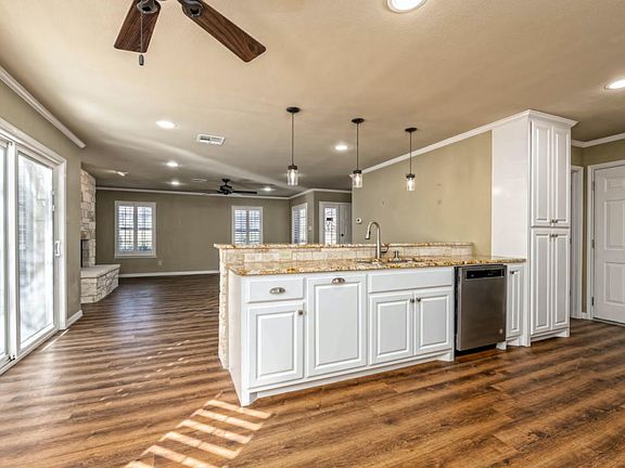 4th image of 3209 Creekwood Cir