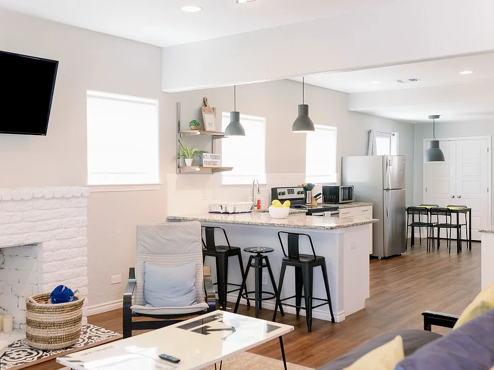 1007 W French Pl